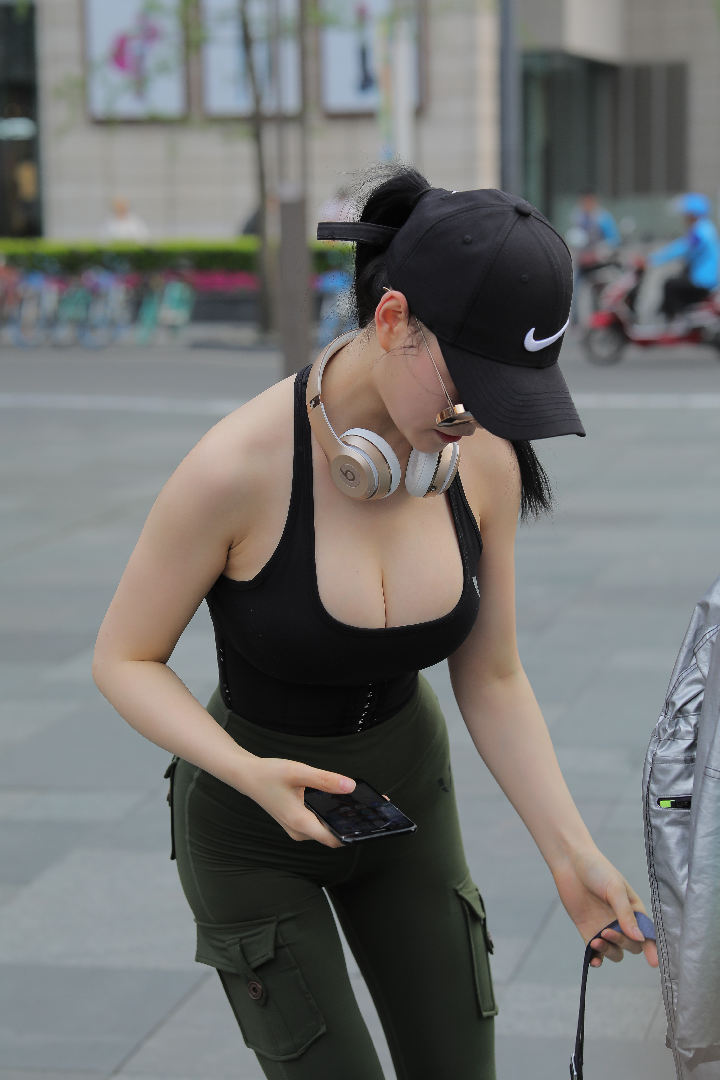 绿色紧身裤-街拍图满多
