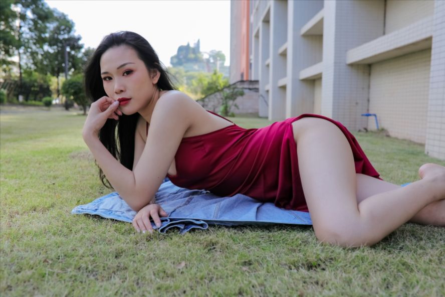 图片[2]-红色开叉吊带裙(套图+视频)-街拍图满多