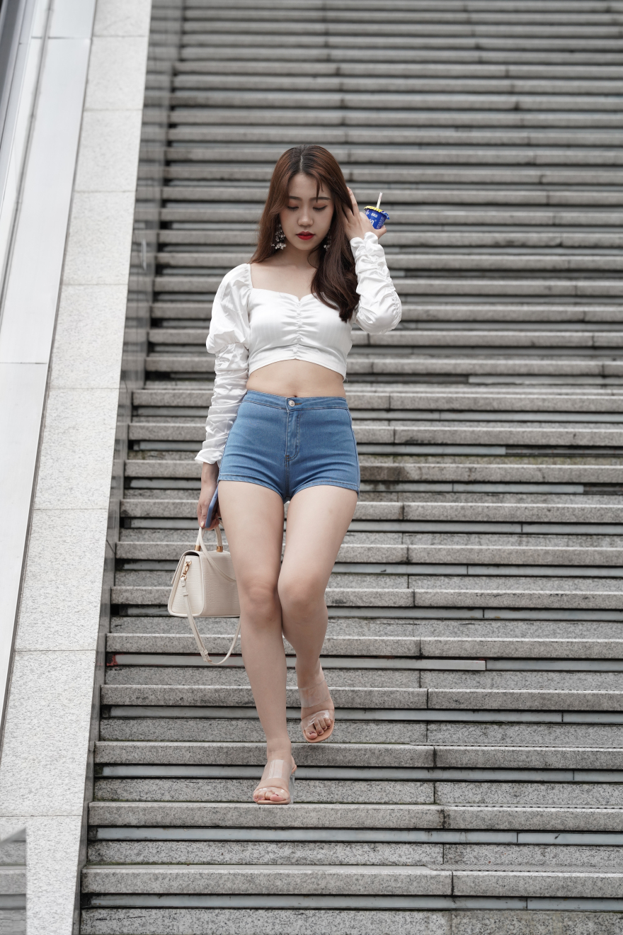 图片[2]-牛仔热裤露脐装-街拍图满多