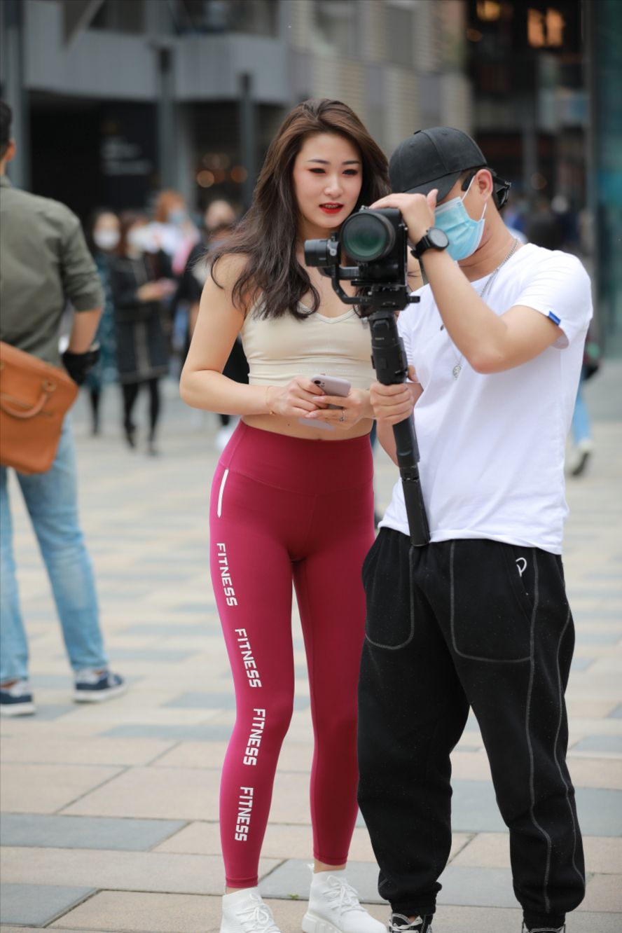 图片[6]-瑜伽裤之红(套图+视频)-街拍图满多