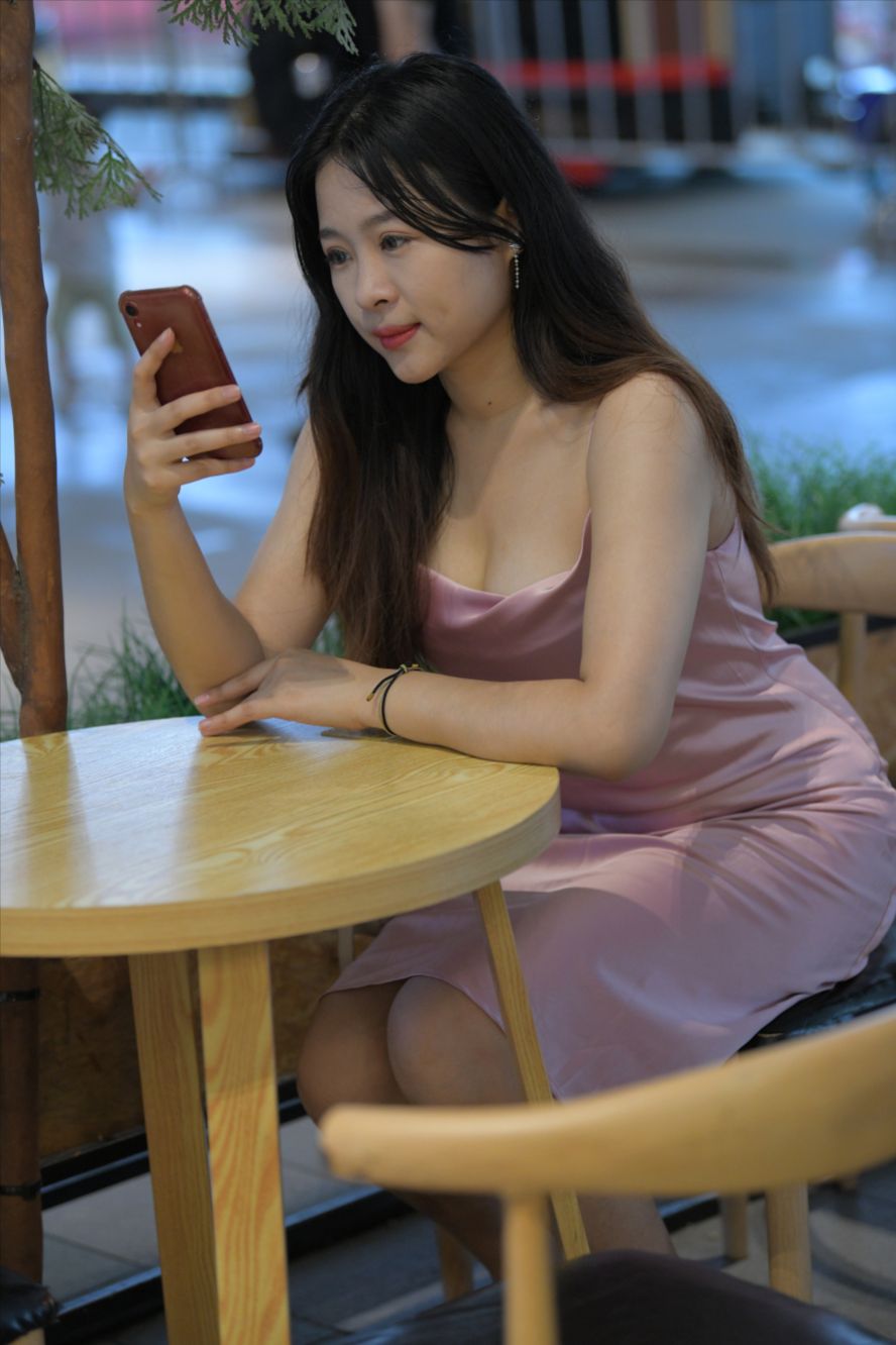 粉红裙(套图+视频)-街拍图满多