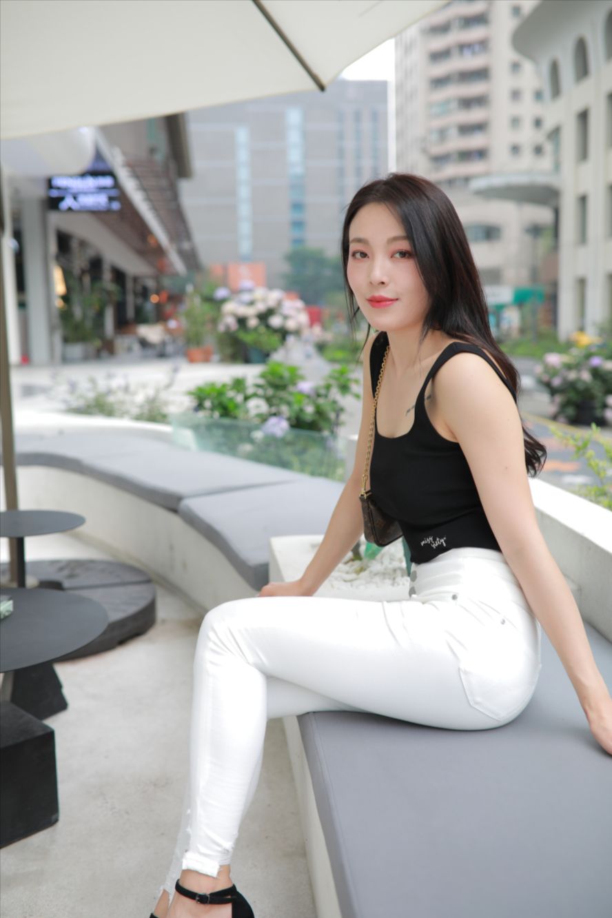 紧身白裤(套图+视频)-街拍图满多