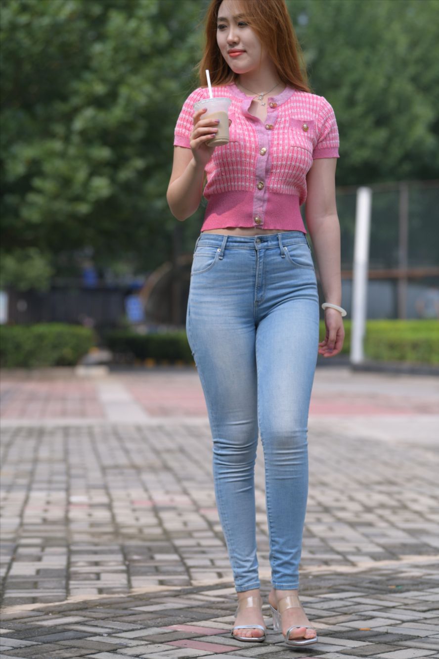 紧身牛仔裤(套图+视频)-街拍图满多