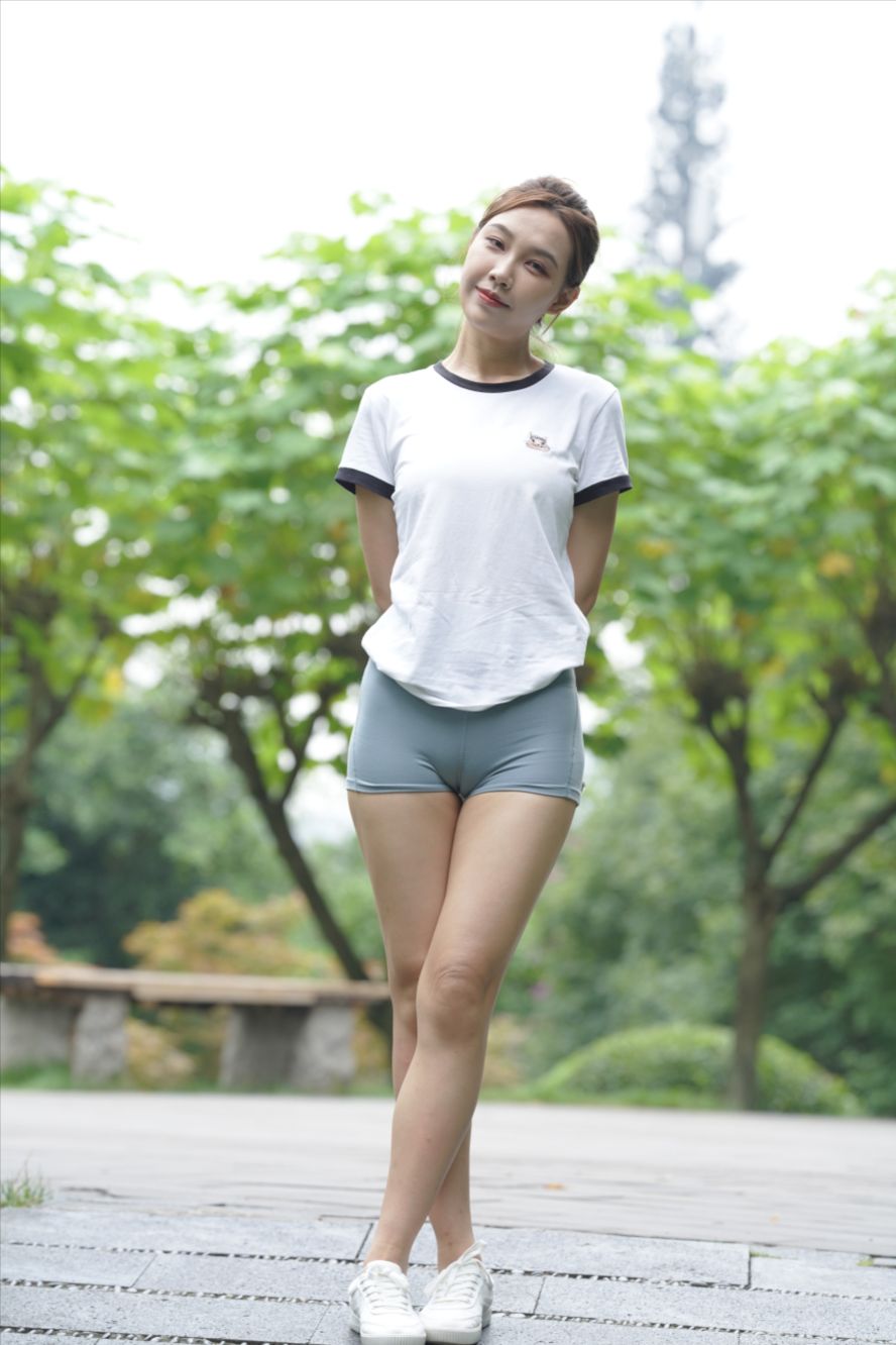图片[6]-雾霾蓝热裤女孩-街拍图满多