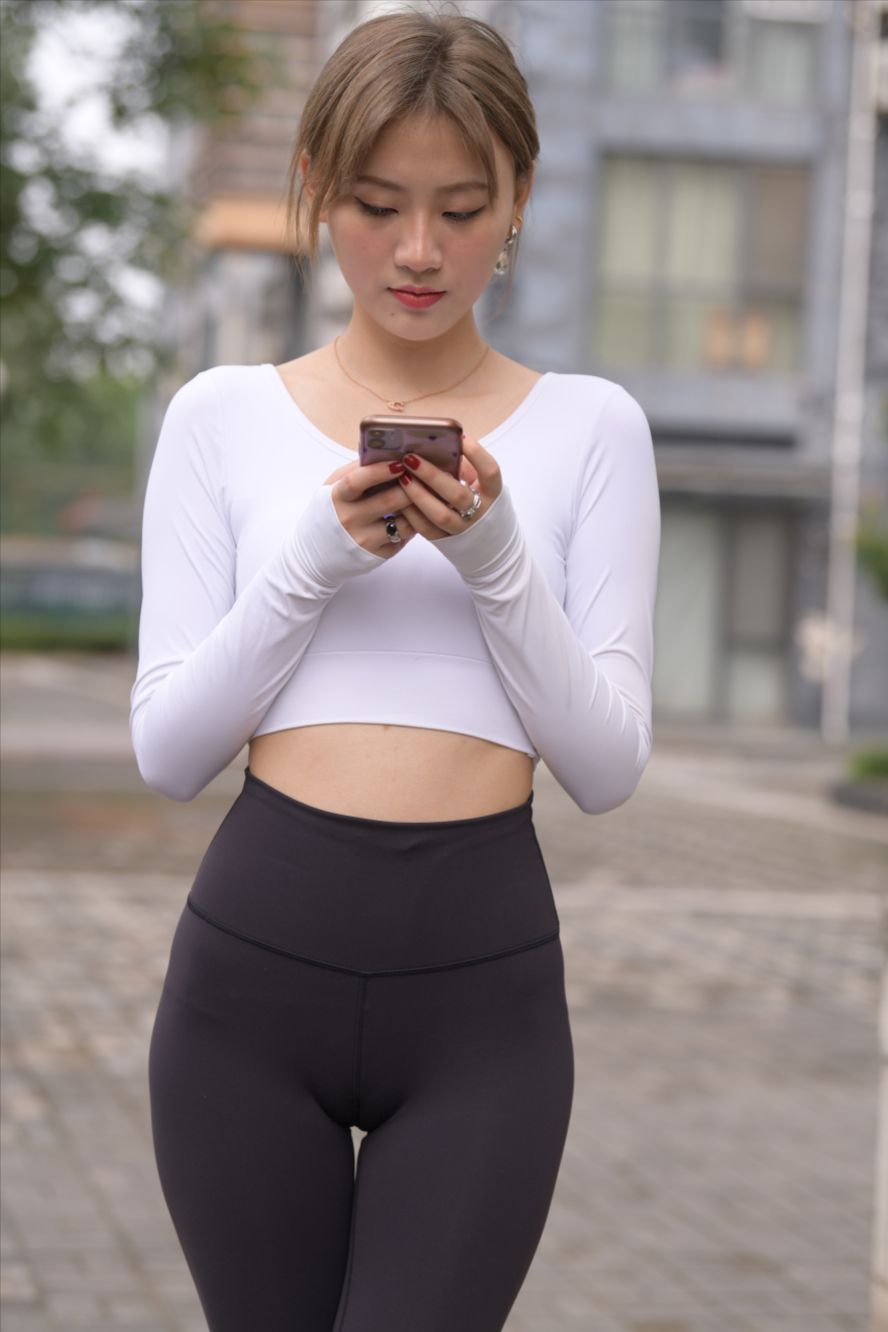 打篮球的黑色瑜伽裤美女(套图+视频)-街拍图满多