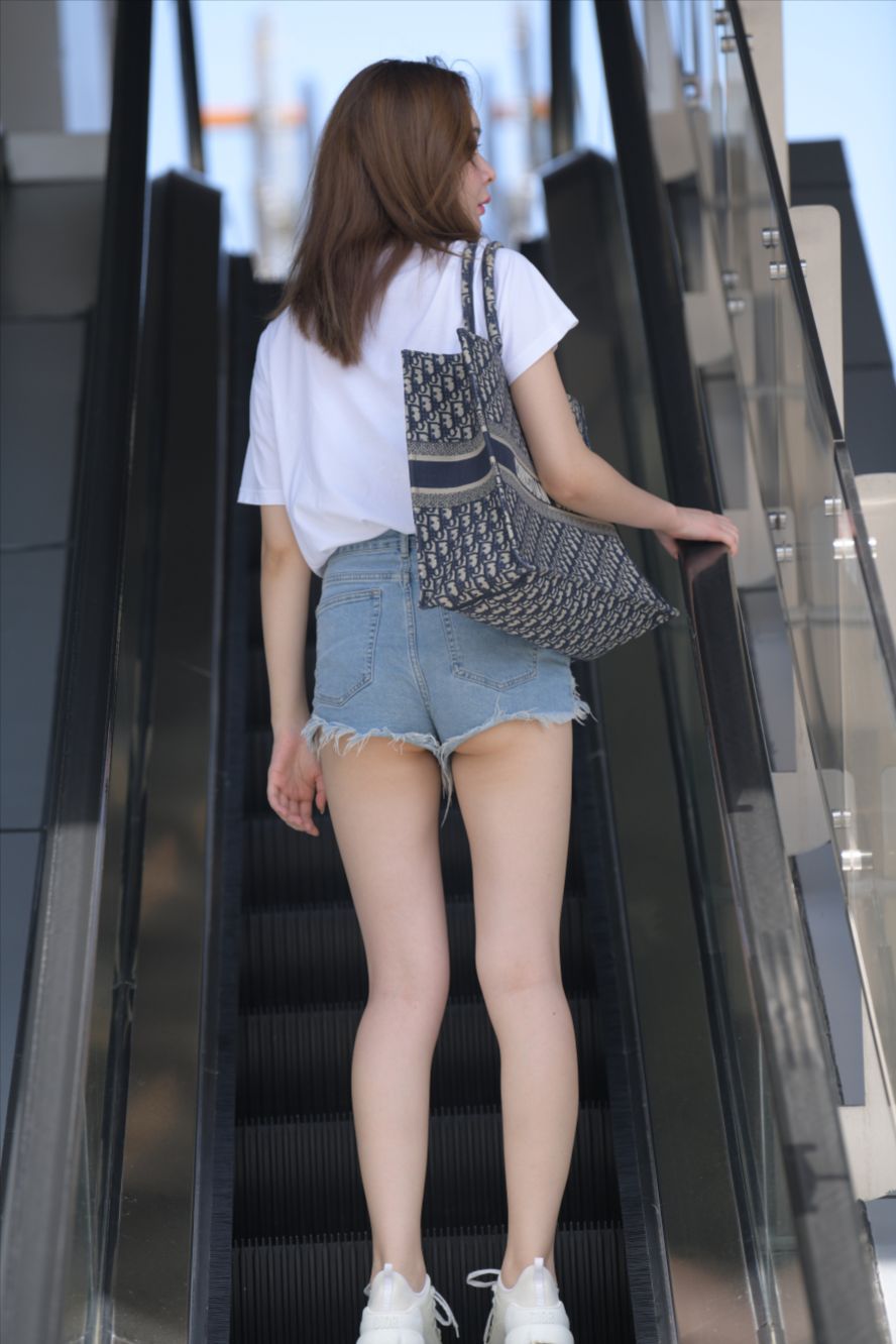 搭讪牛仔热裤美女-街拍图满多