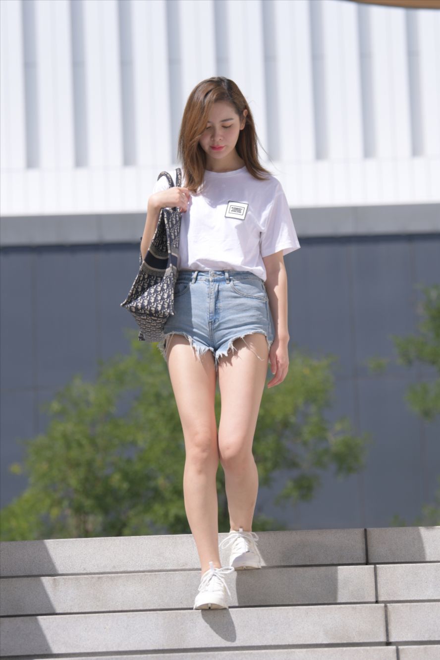 图片[7]-搭讪牛仔热裤美女-街拍图满多