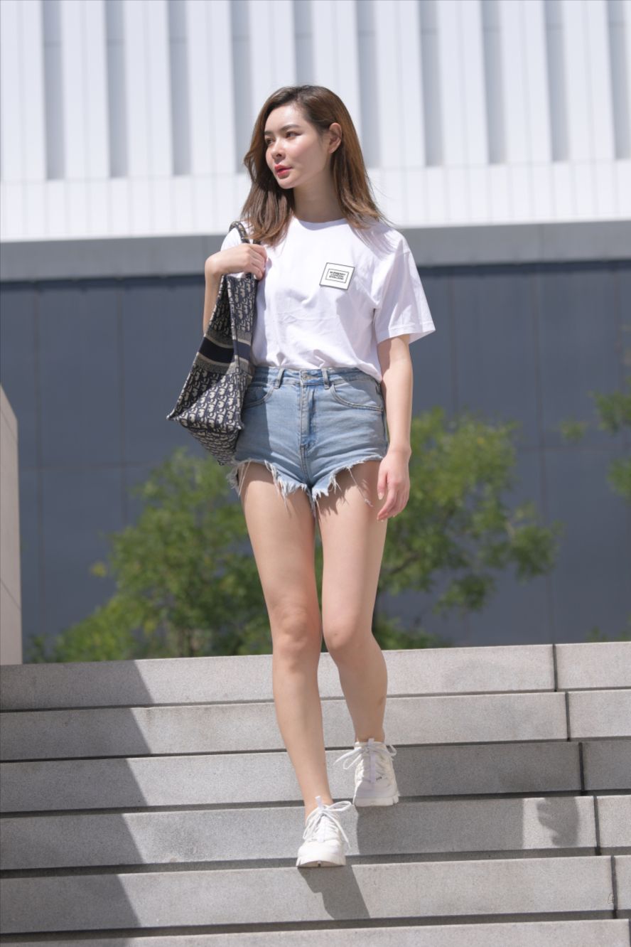 图片[8]-搭讪牛仔热裤美女-街拍图满多