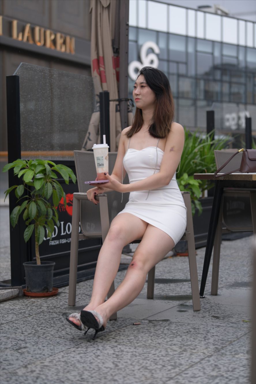 图片[7]-白裙美女-街拍图满多