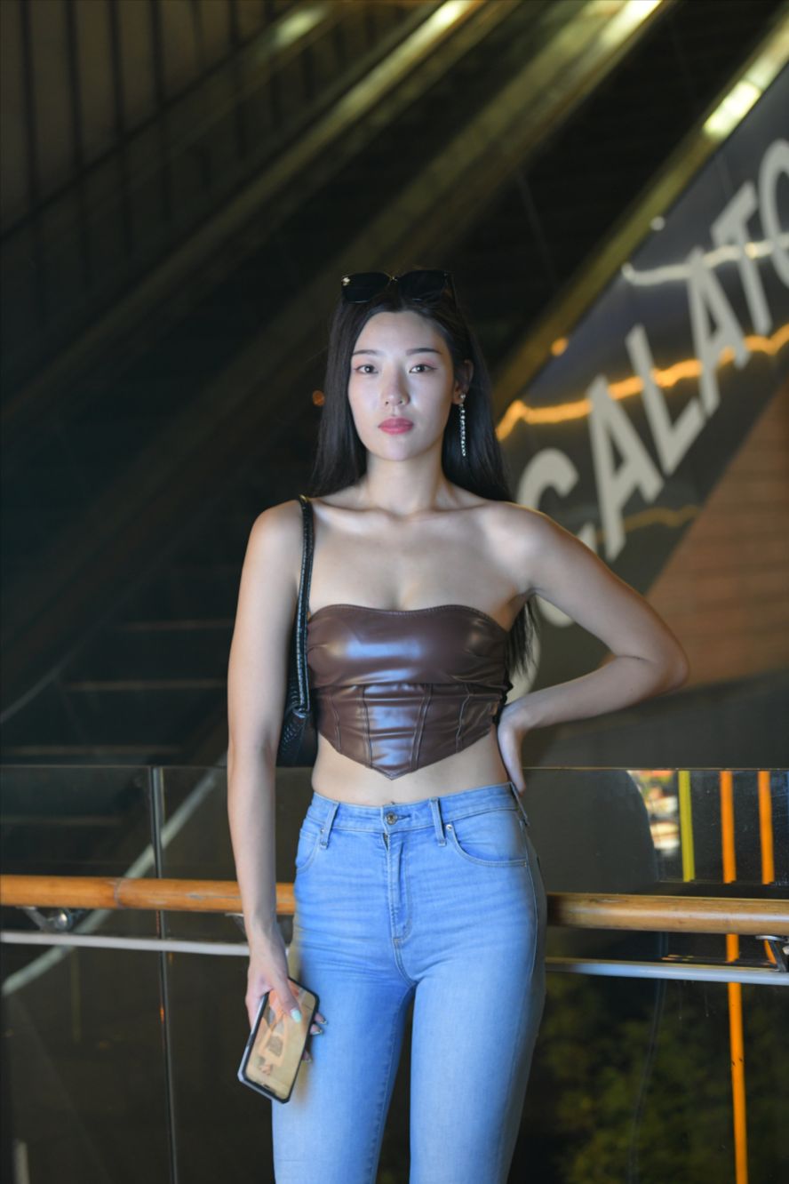 图片[5]-夜拍蓝色牛仔裤美女(套图+视频)-街拍图满多