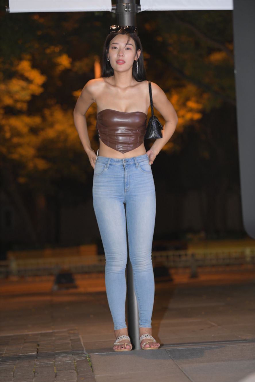 图片[6]-夜拍蓝色牛仔裤美女(套图+视频)-街拍图满多