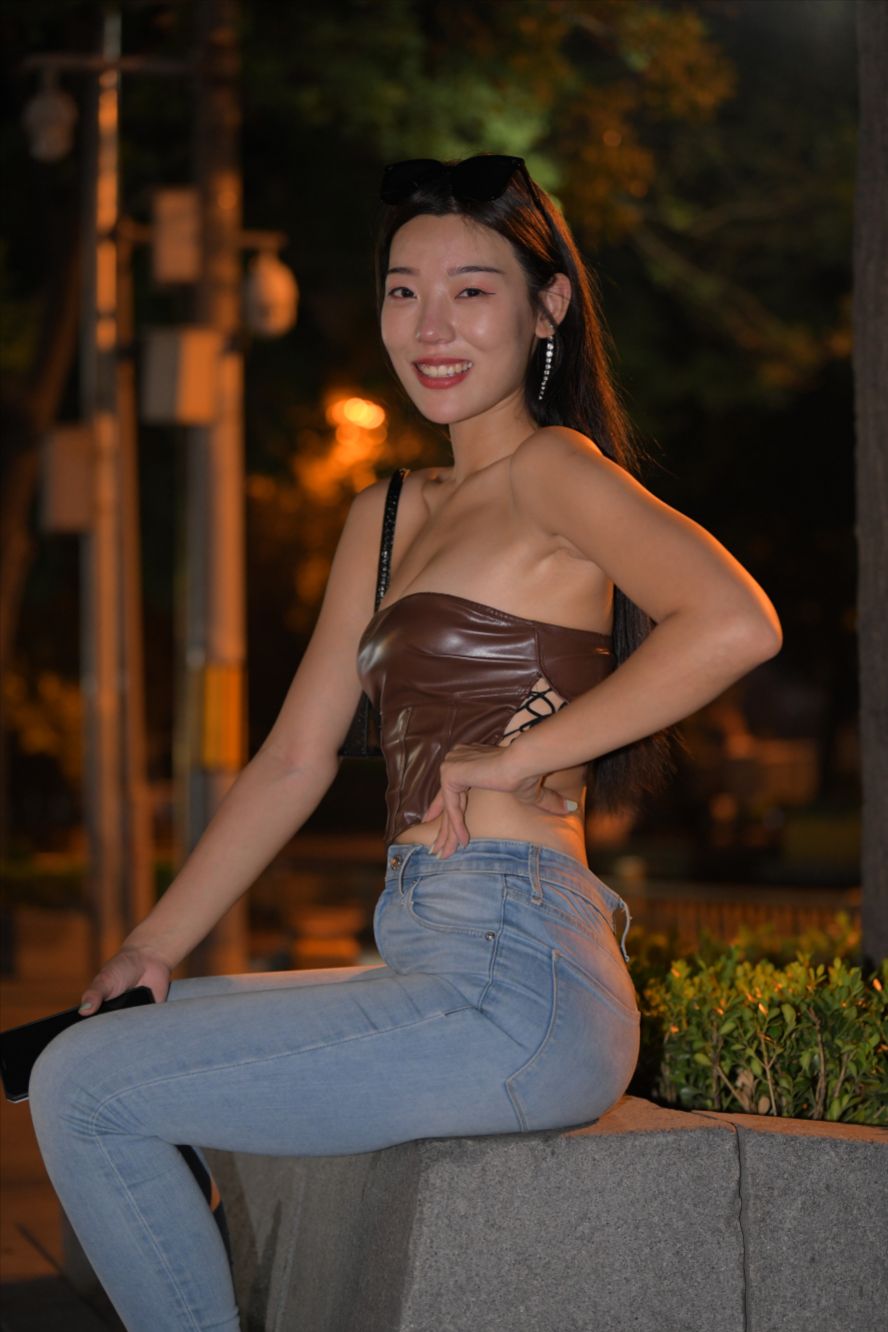 图片[9]-夜拍蓝色牛仔裤美女(套图+视频)-街拍图满多
