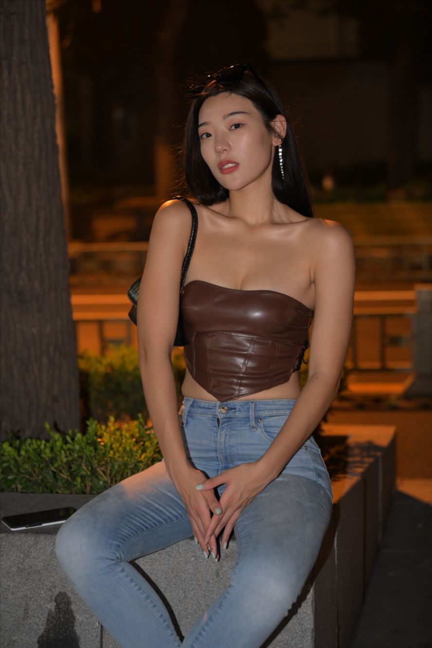 图片[10]-夜拍蓝色牛仔裤美女(套图+视频)-街拍图满多