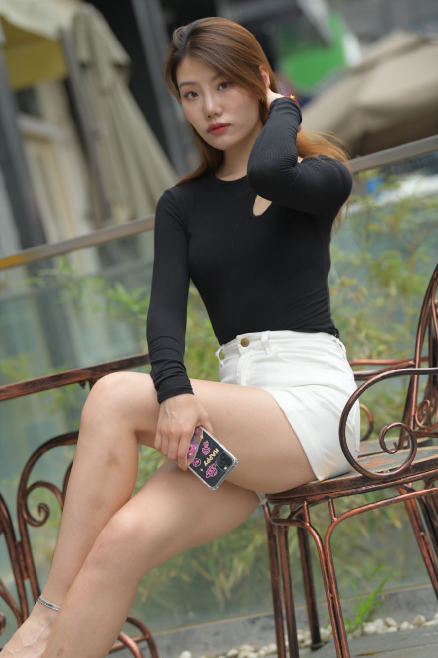 图片[7]-白色热裤大长腿美女(套图+视频)-街拍图满多