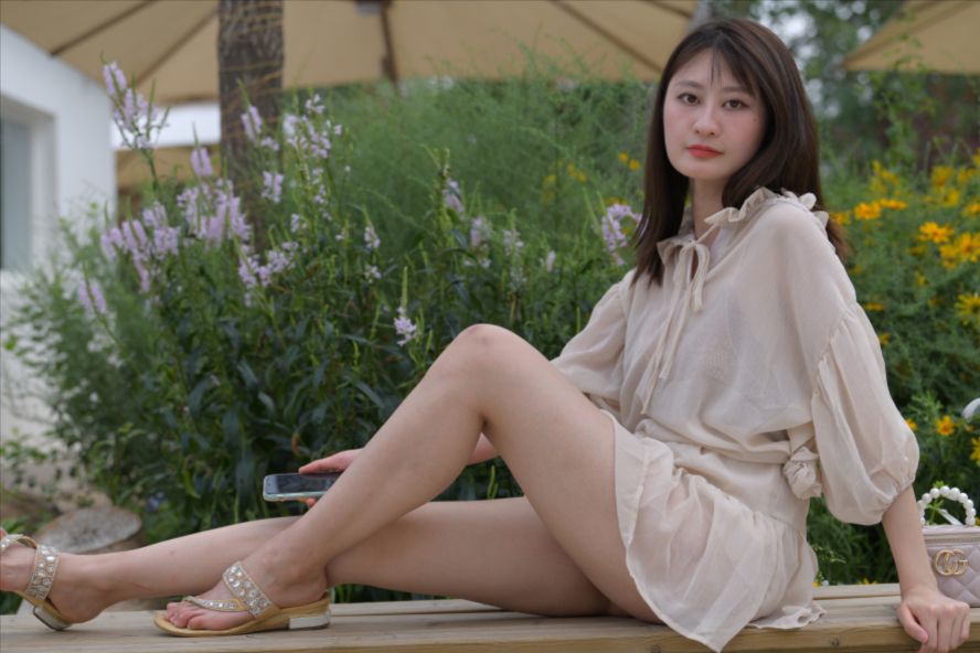 褐色纱裙美女-街拍图满多