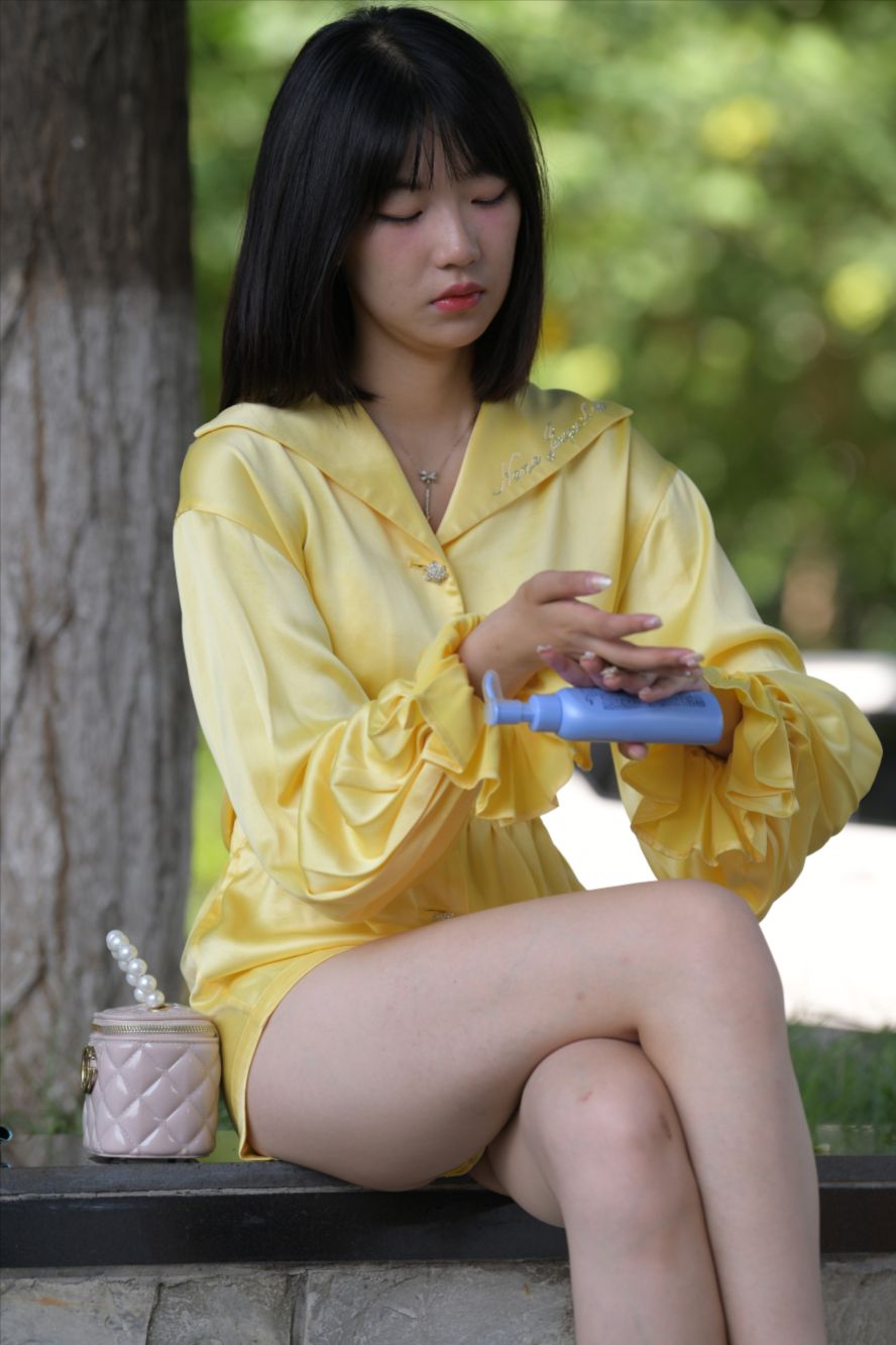 图片[2]-遛狗女孩(套图+视频)-街拍图满多