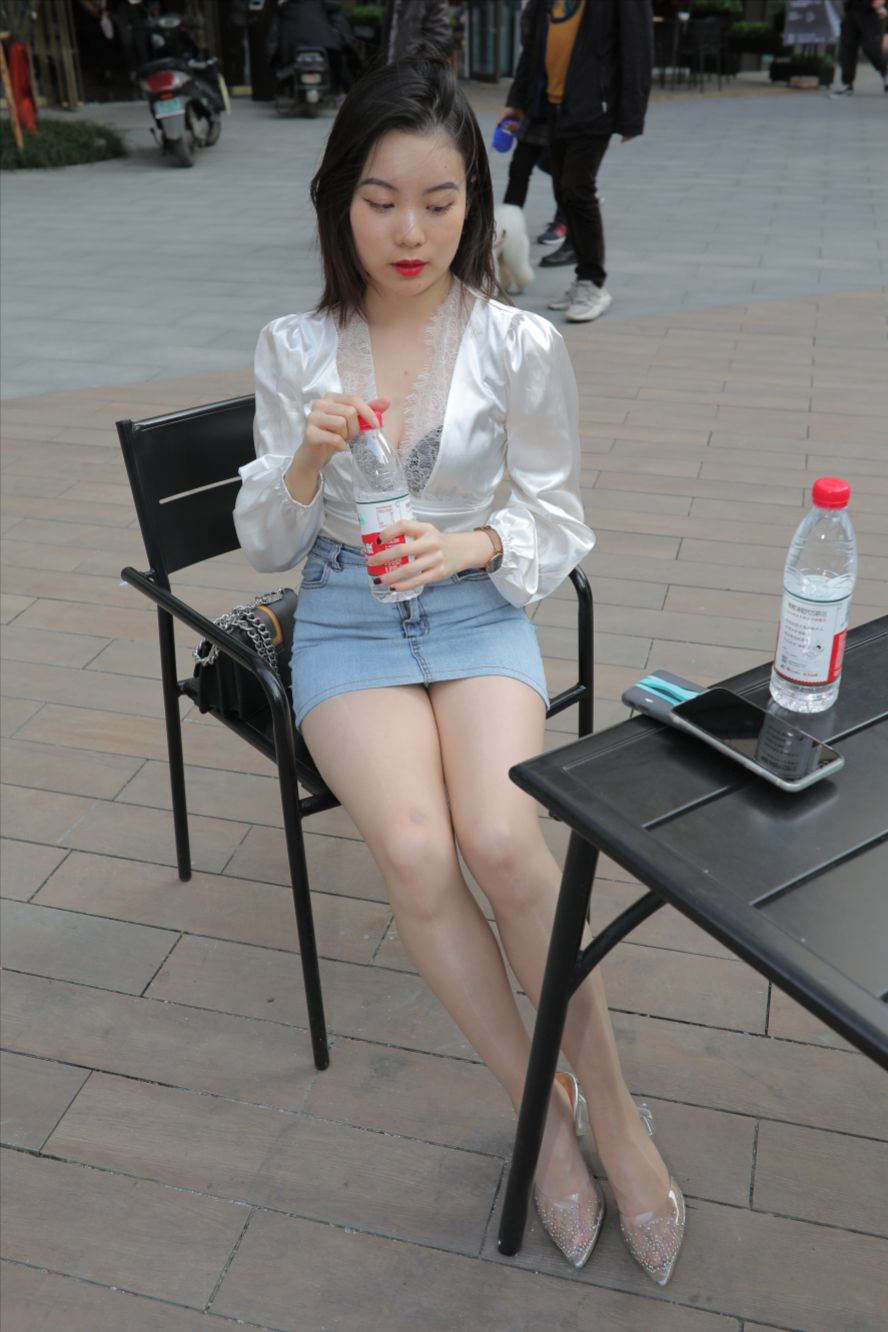 牛仔短裙肉丝美眉(套图+视频)-街拍图满多