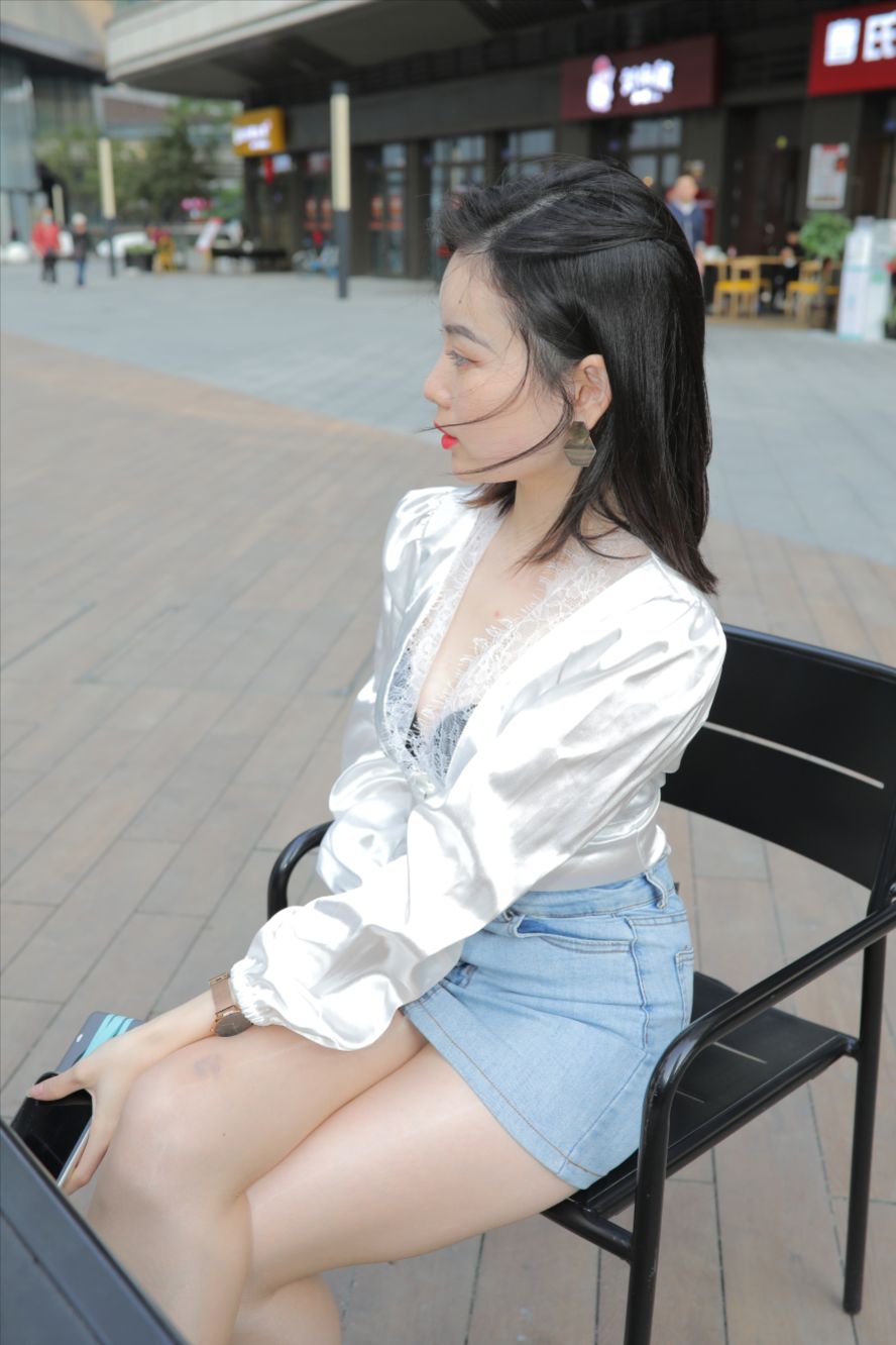 图片[2]-牛仔短裙肉丝美眉(套图+视频)-街拍图满多