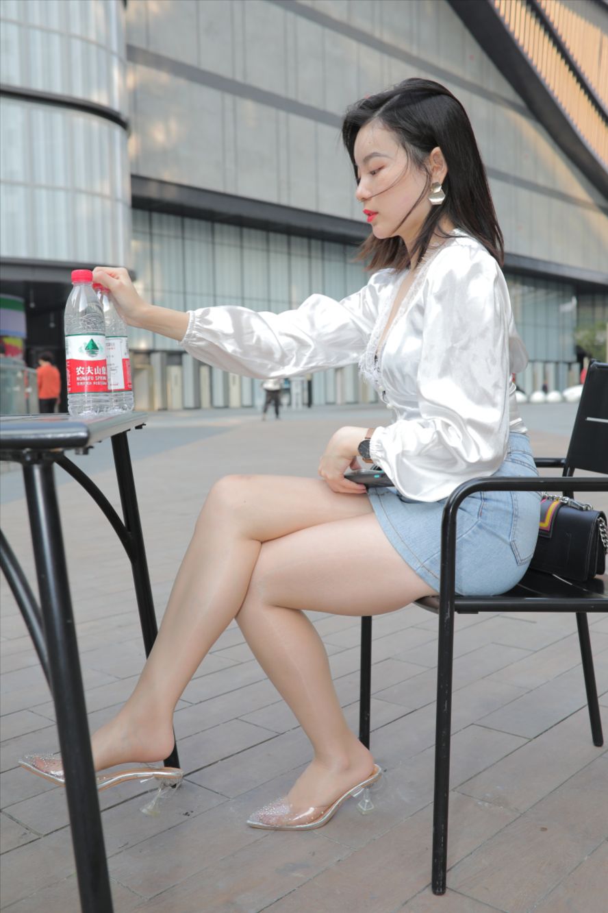 图片[3]-牛仔短裙肉丝美眉(套图+视频)-街拍图满多
