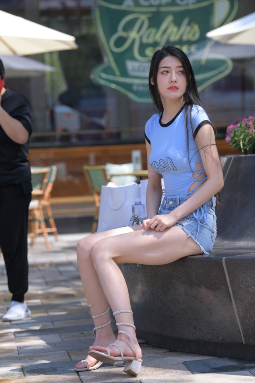 蓝色牛仔热裤(套图+视频)-街拍图满多