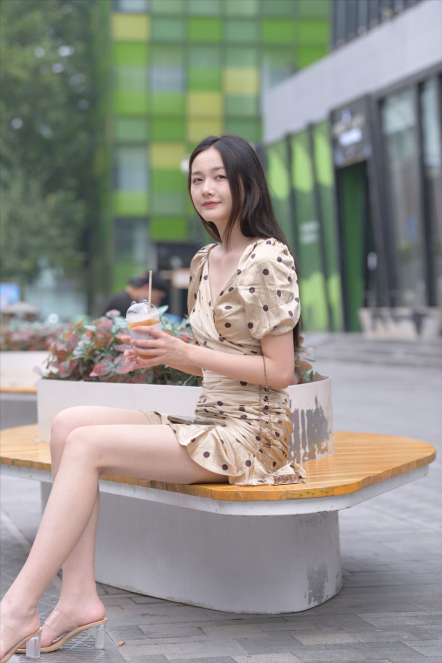 斑点包臀裙长腿美女(套图+视频)-街拍图满多