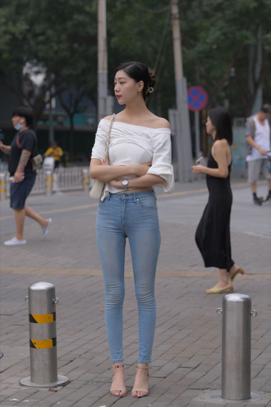 高挑的紧牛美女-街拍图满多