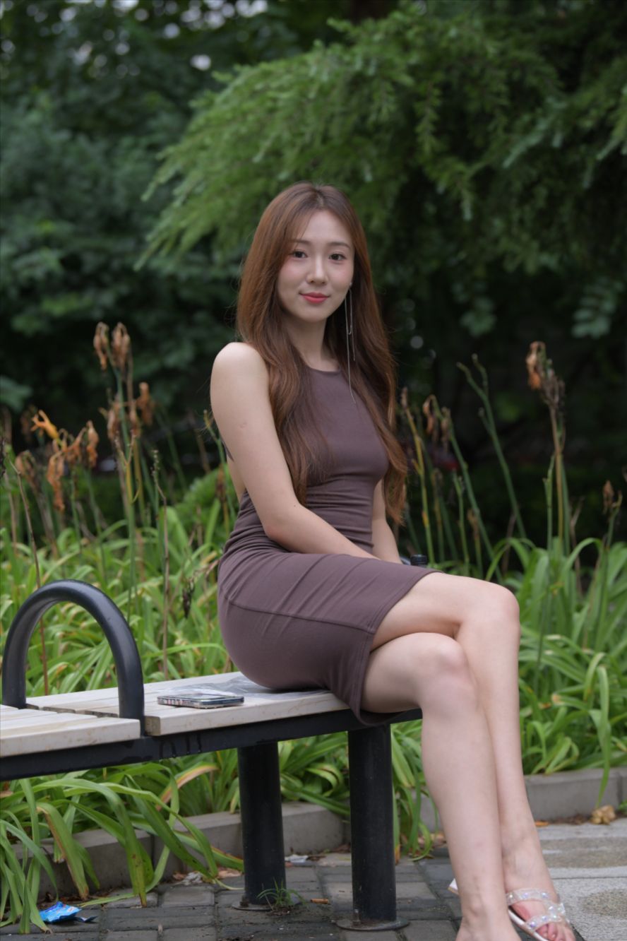 褐色包臀裙美女-街拍图满多