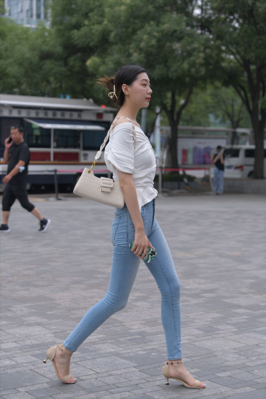 图片[2]-高挑的紧牛美女-街拍图满多