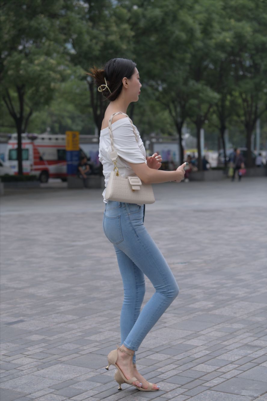 图片[3]-高挑的紧牛美女-街拍图满多