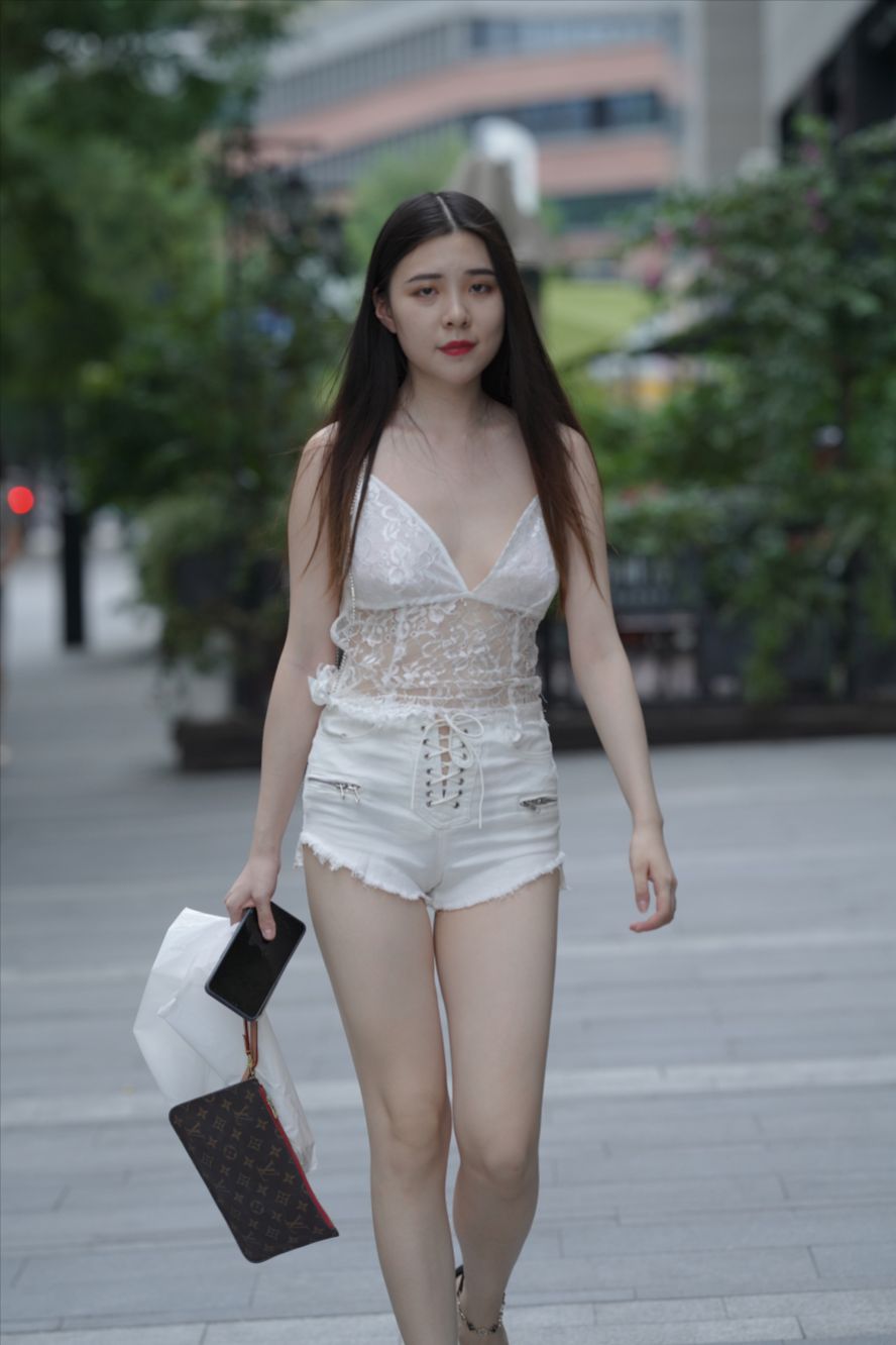 图片[3]-白白净净的热裤女孩-街拍图满多