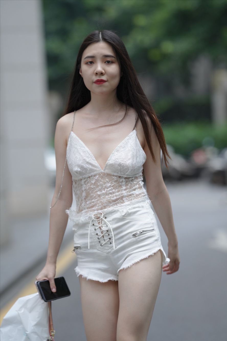 图片[4]-白白净净的热裤女孩-街拍图满多