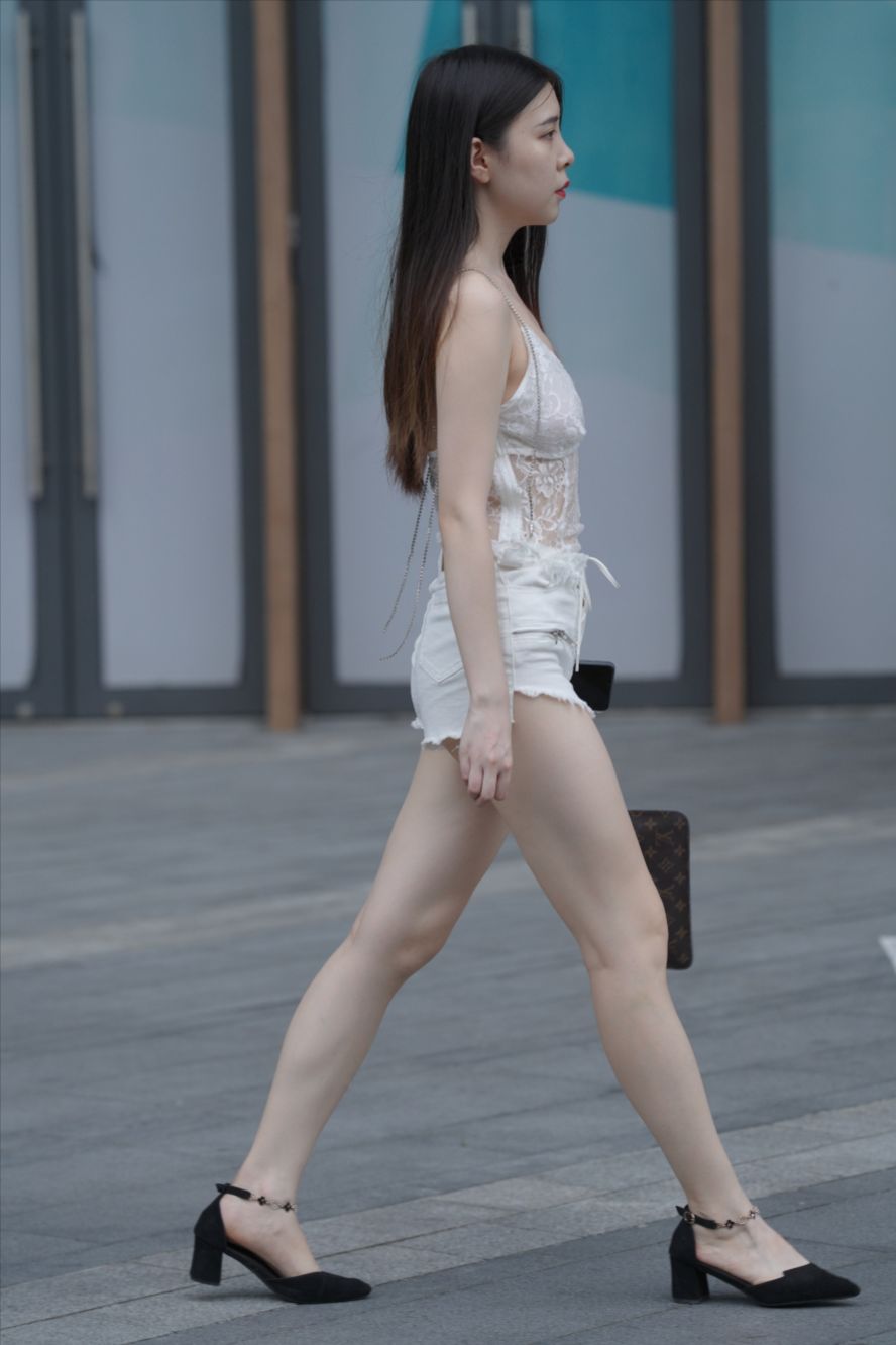 图片[8]-白白净净的热裤女孩-街拍图满多