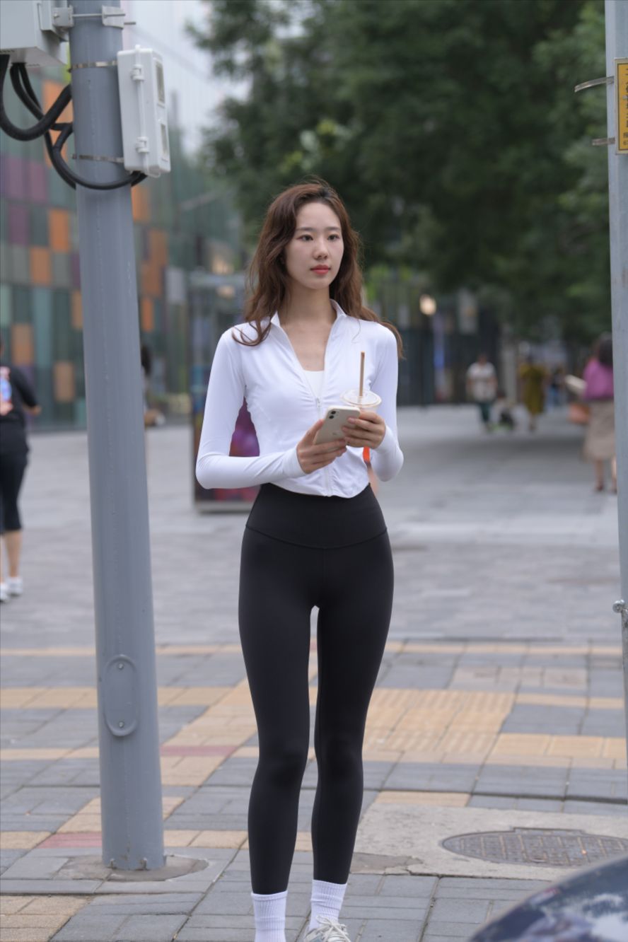 图片[2]-黑色瑜伽裤运动系高挑美女(套图+视频)-街拍图满多