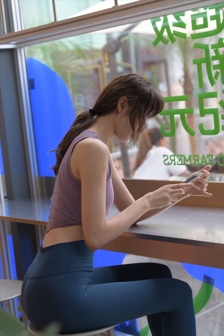 图片[2]-蓝色瑜伽裤运动系高挑美女(套图+视频)-街拍图满多