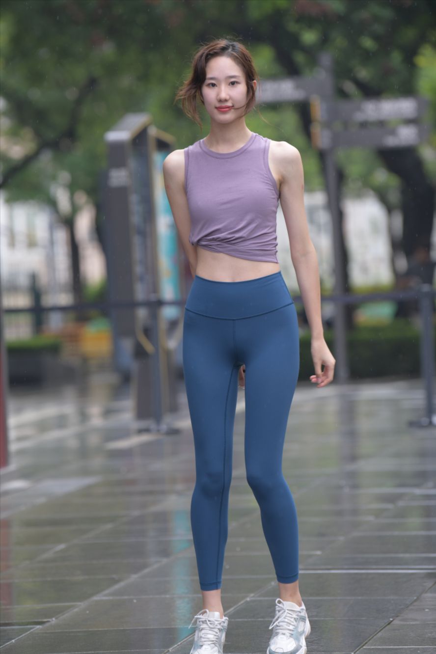图片[4]-蓝色瑜伽裤运动系高挑美女(套图+视频)-街拍图满多