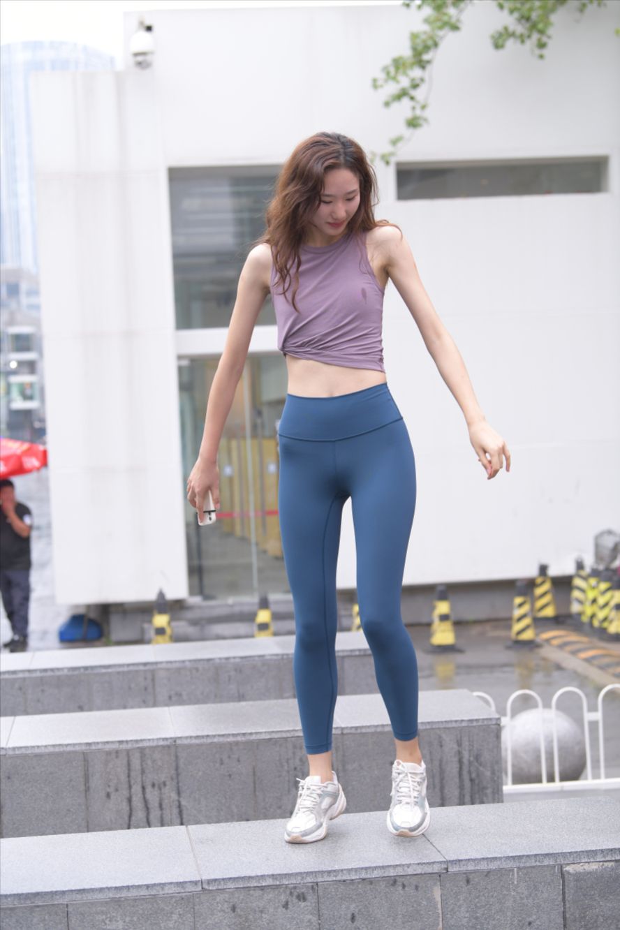 蓝色瑜伽裤运动系高挑美女(套图+视频)-街拍图满多