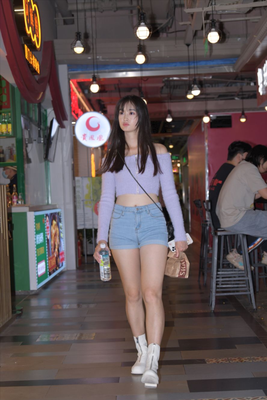 图片[5]-蓝色牛仔热裤美女-街拍图满多