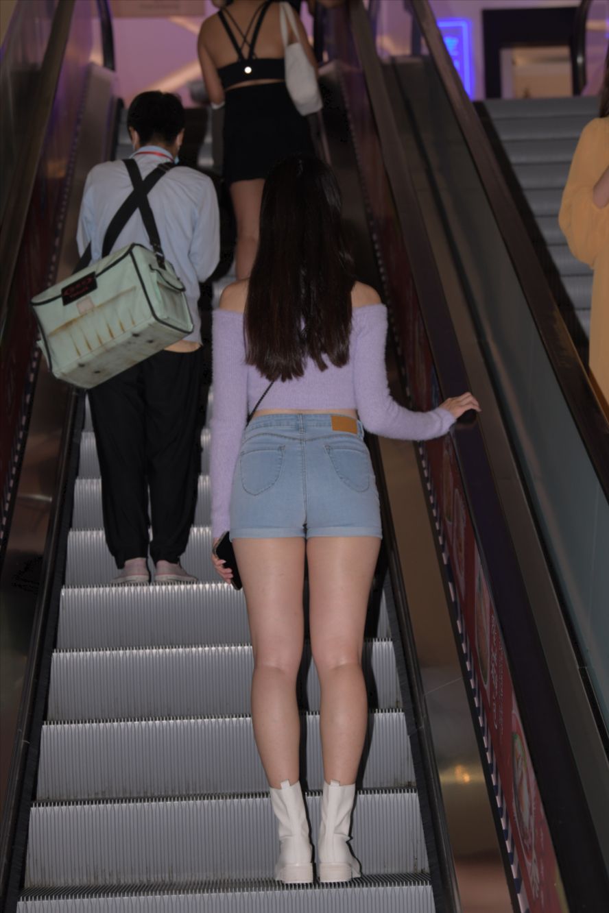 图片[7]-蓝色牛仔热裤美女-街拍图满多