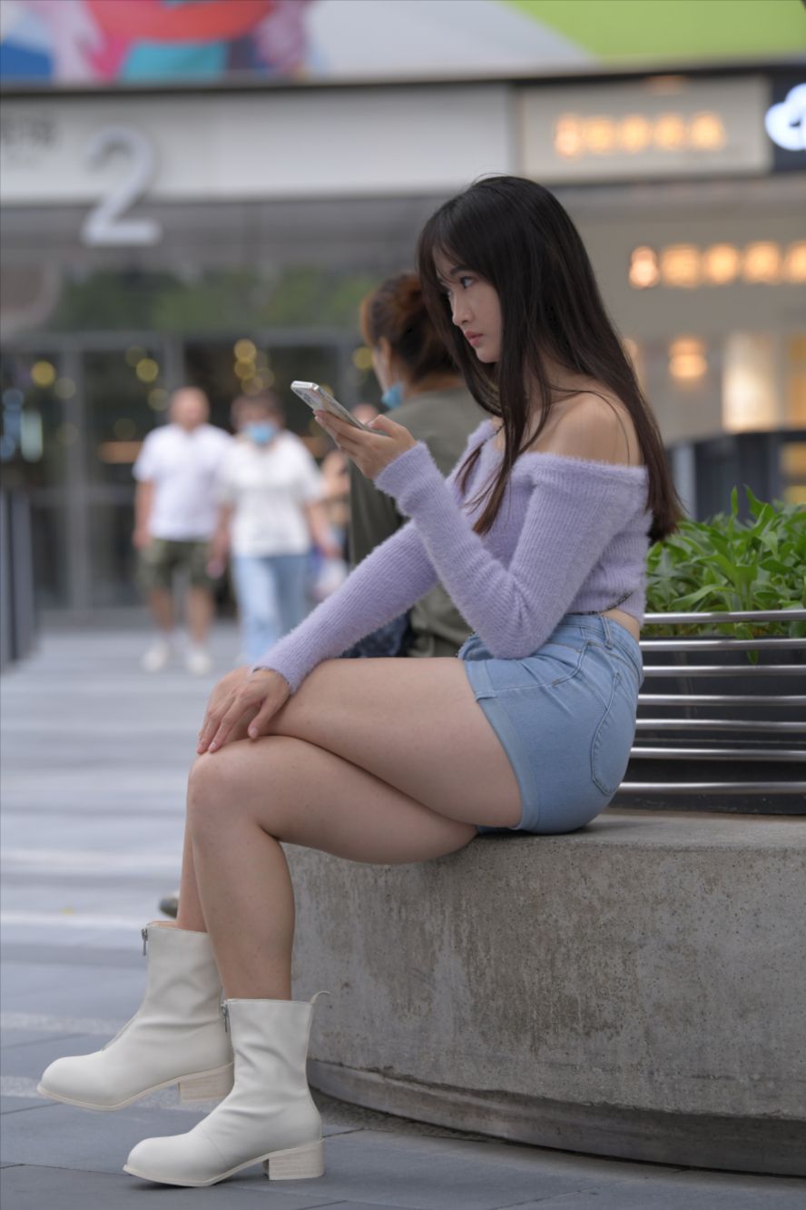 蓝色牛仔热裤美女-街拍图满多