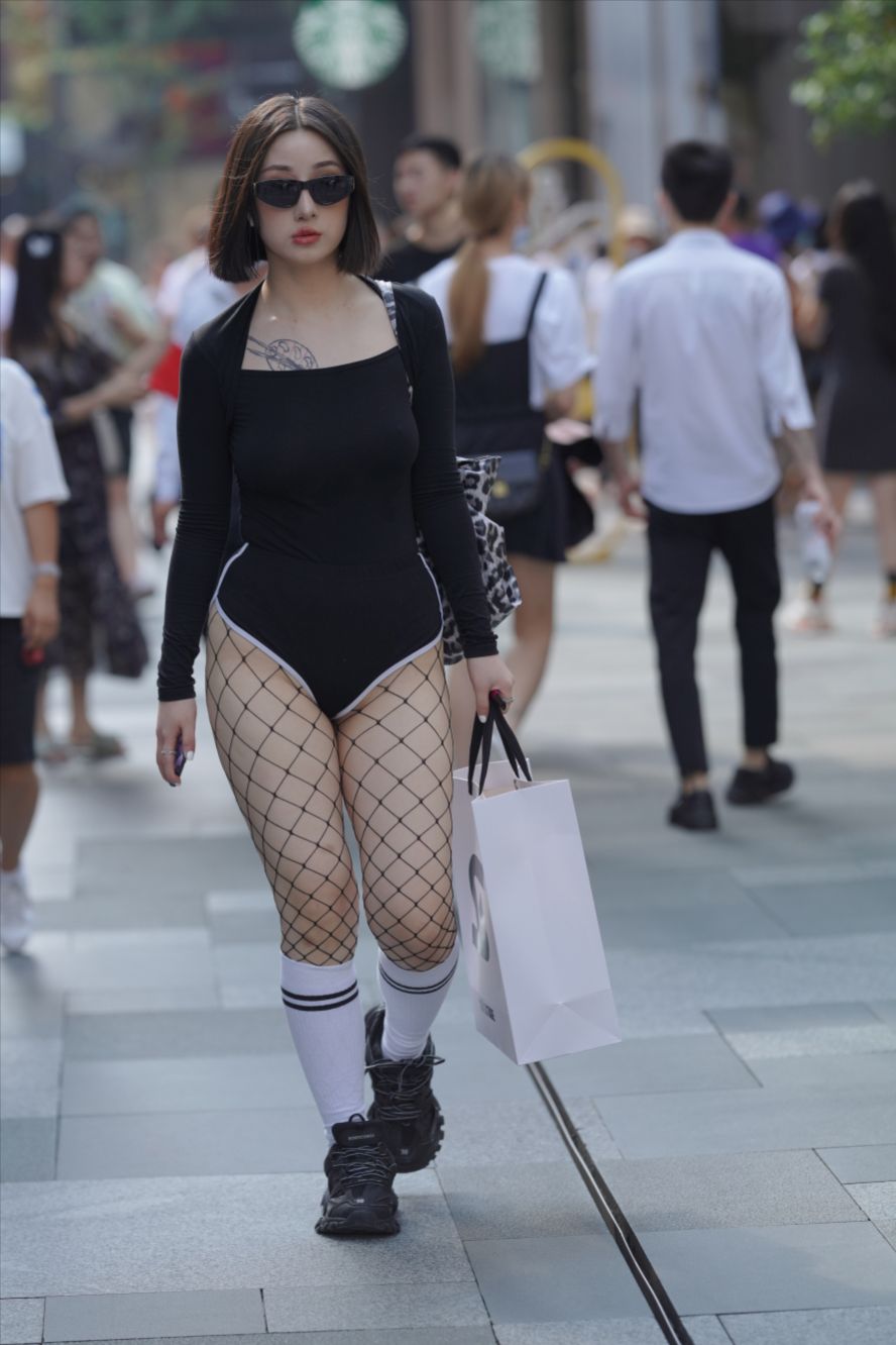图片[2]-这。。需要勇气-街拍图满多