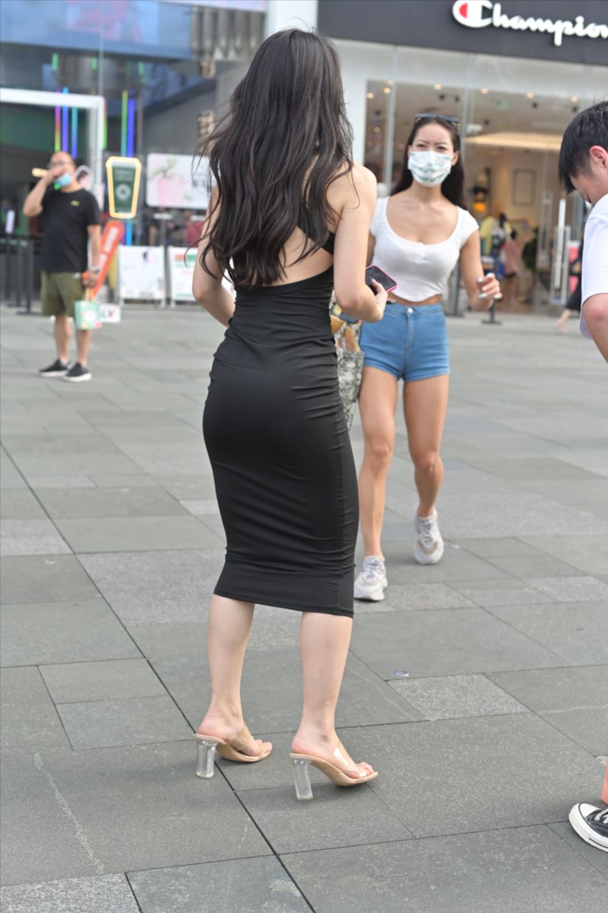 图片[7]-盛夏黑裙装-街拍图满多