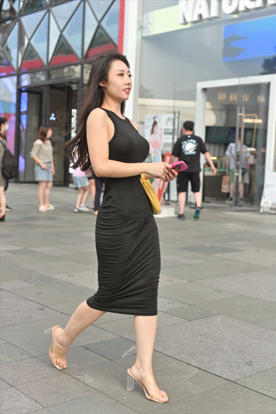 图片[9]-盛夏黑裙装-街拍图满多