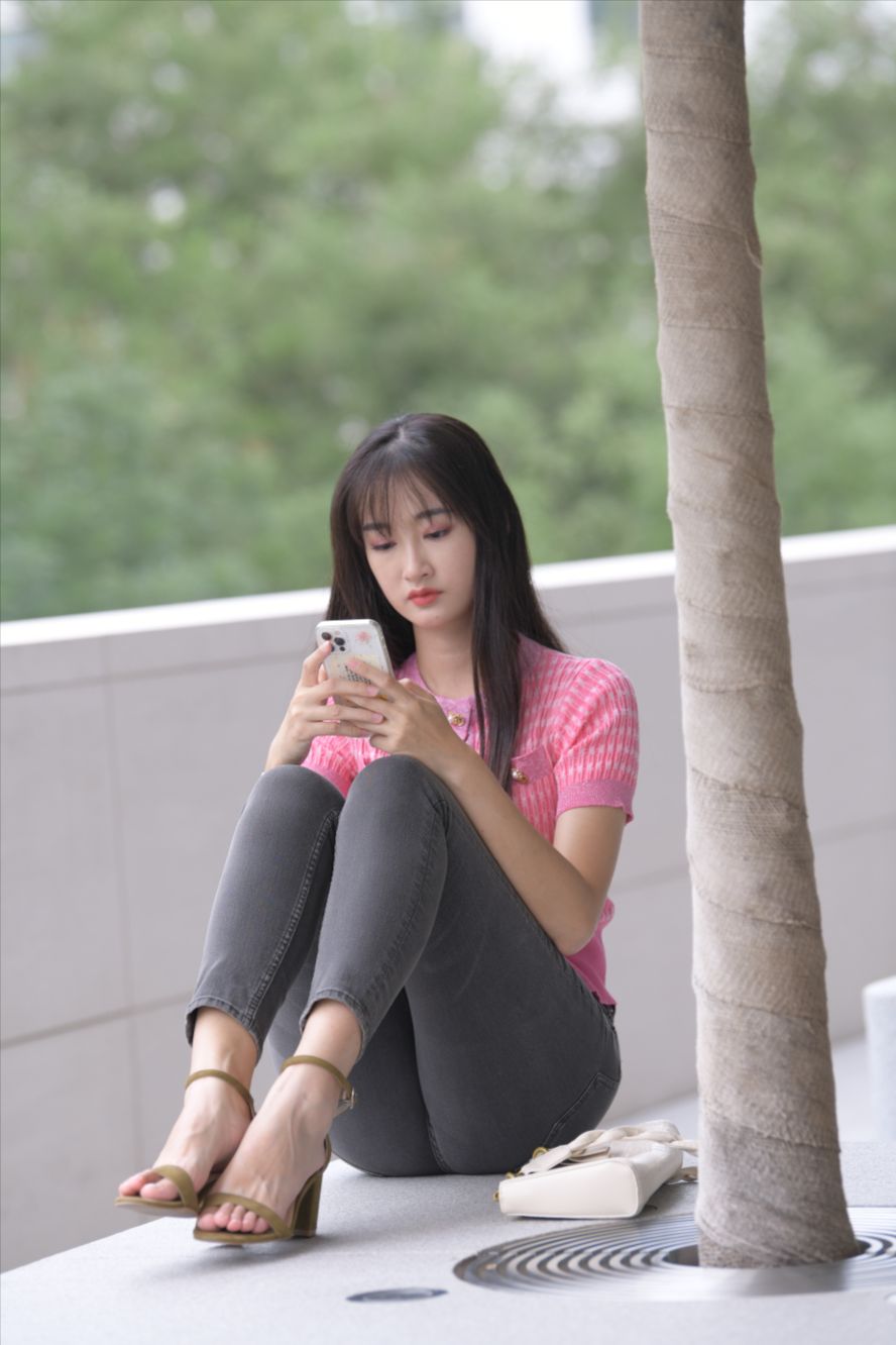 图片[9]-灰色牛仔裤美女(套图+视频)-街拍图满多