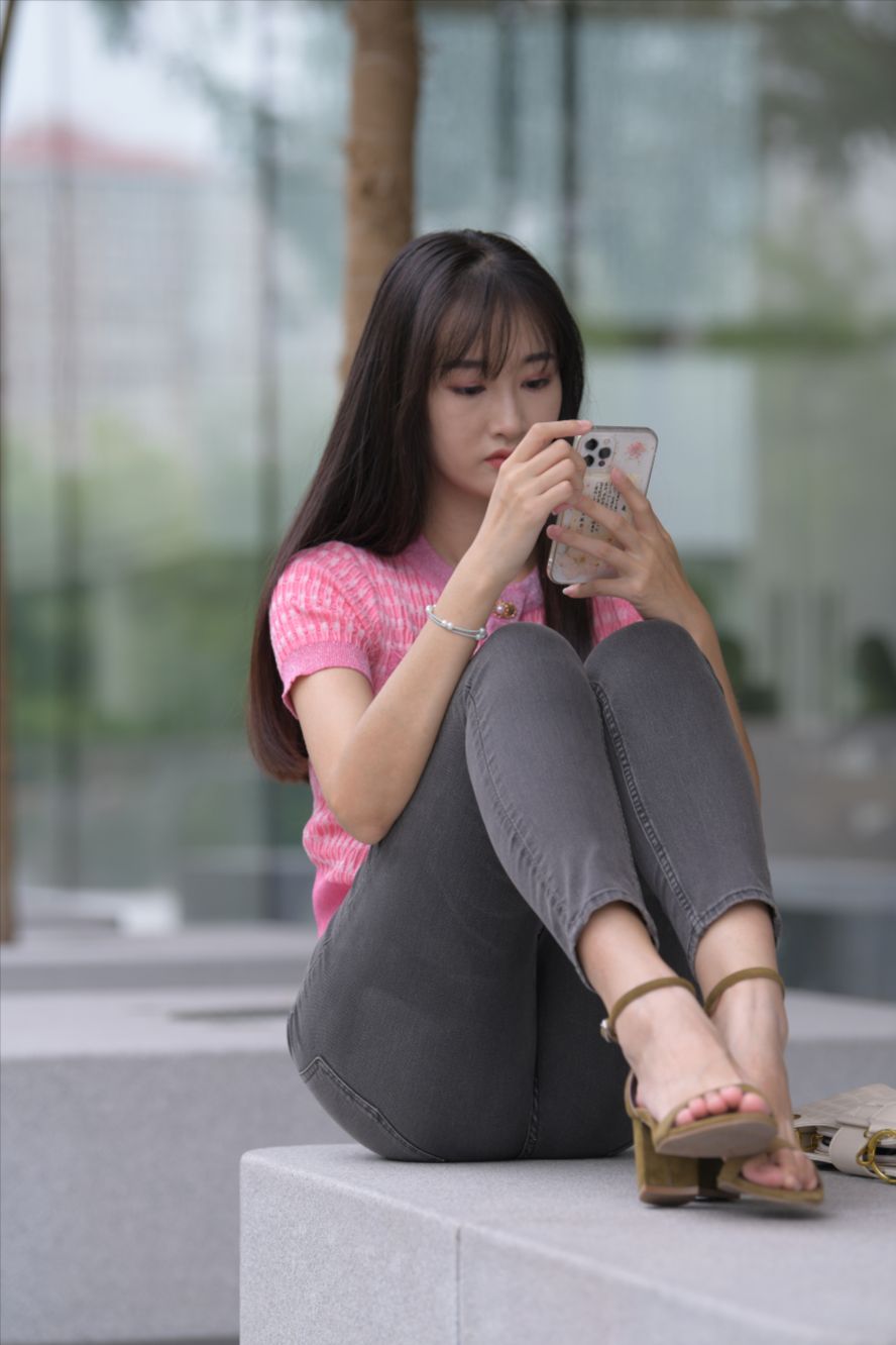 灰色牛仔裤美女(套图+视频)-街拍图满多