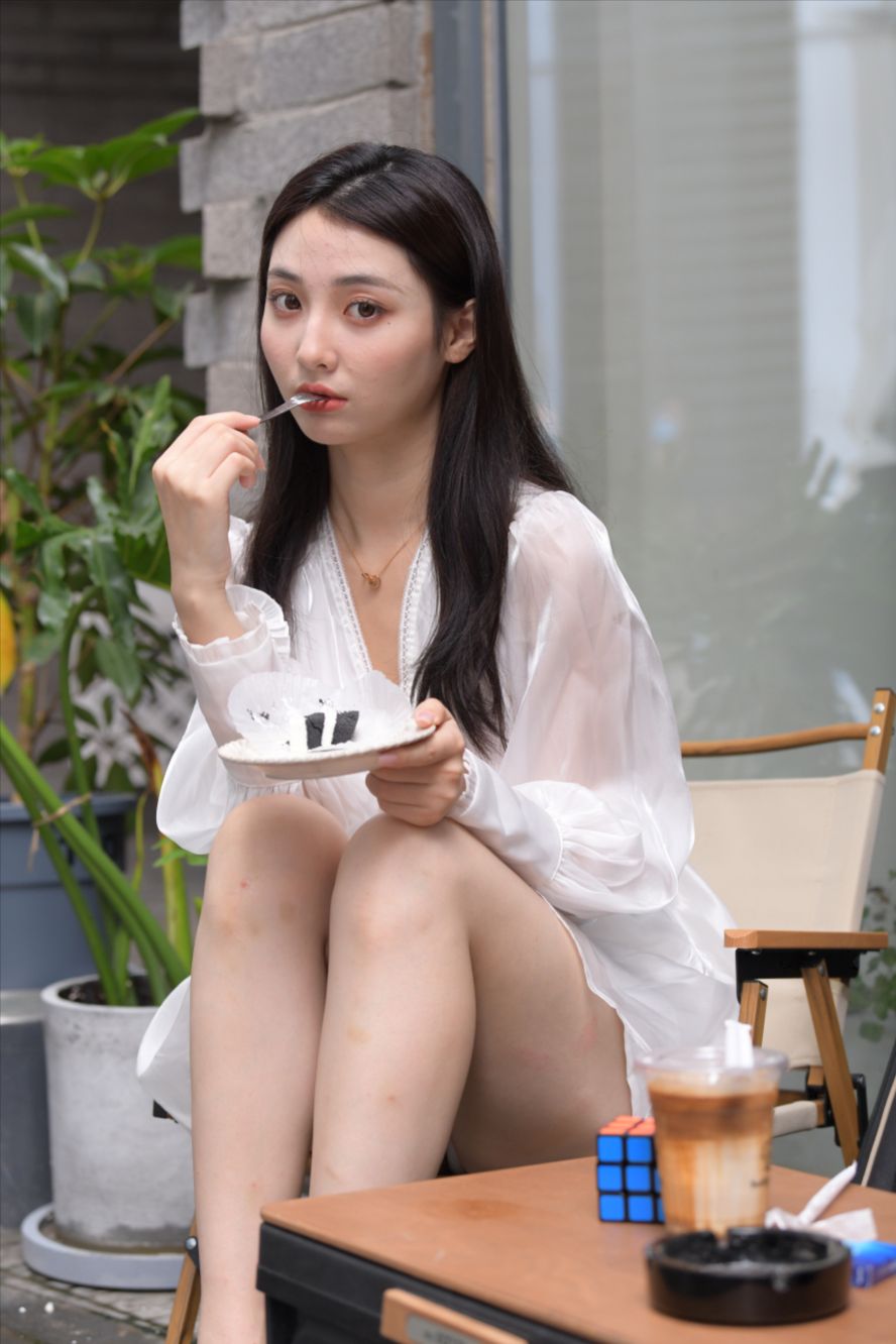 图片[7]-白裙美女-街拍图满多