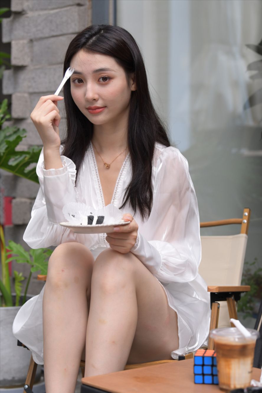 白裙美女-街拍图满多