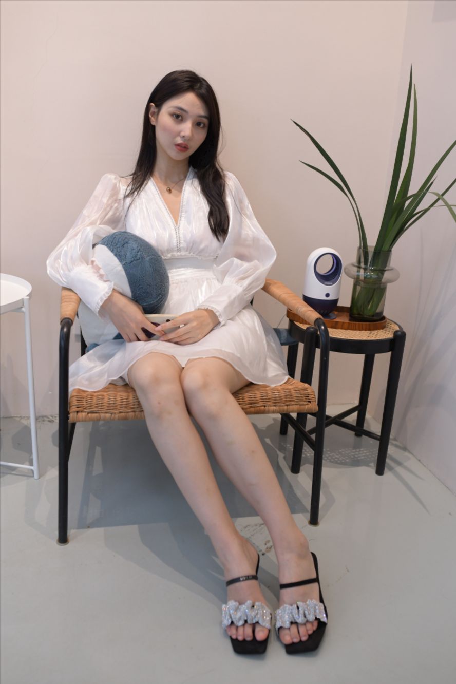 图片[9]-白裙美女-街拍图满多