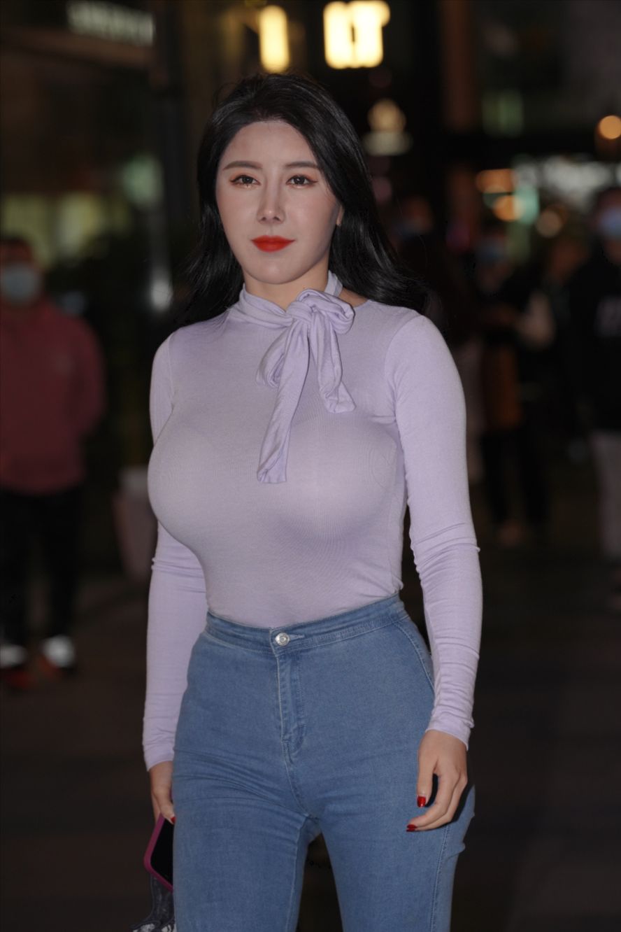 图片[2]-前凸后翘 紧牛美眉自信洒脱-街拍图满多