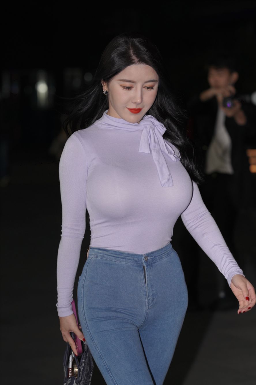 图片[5]-前凸后翘 紧牛美眉自信洒脱-街拍图满多