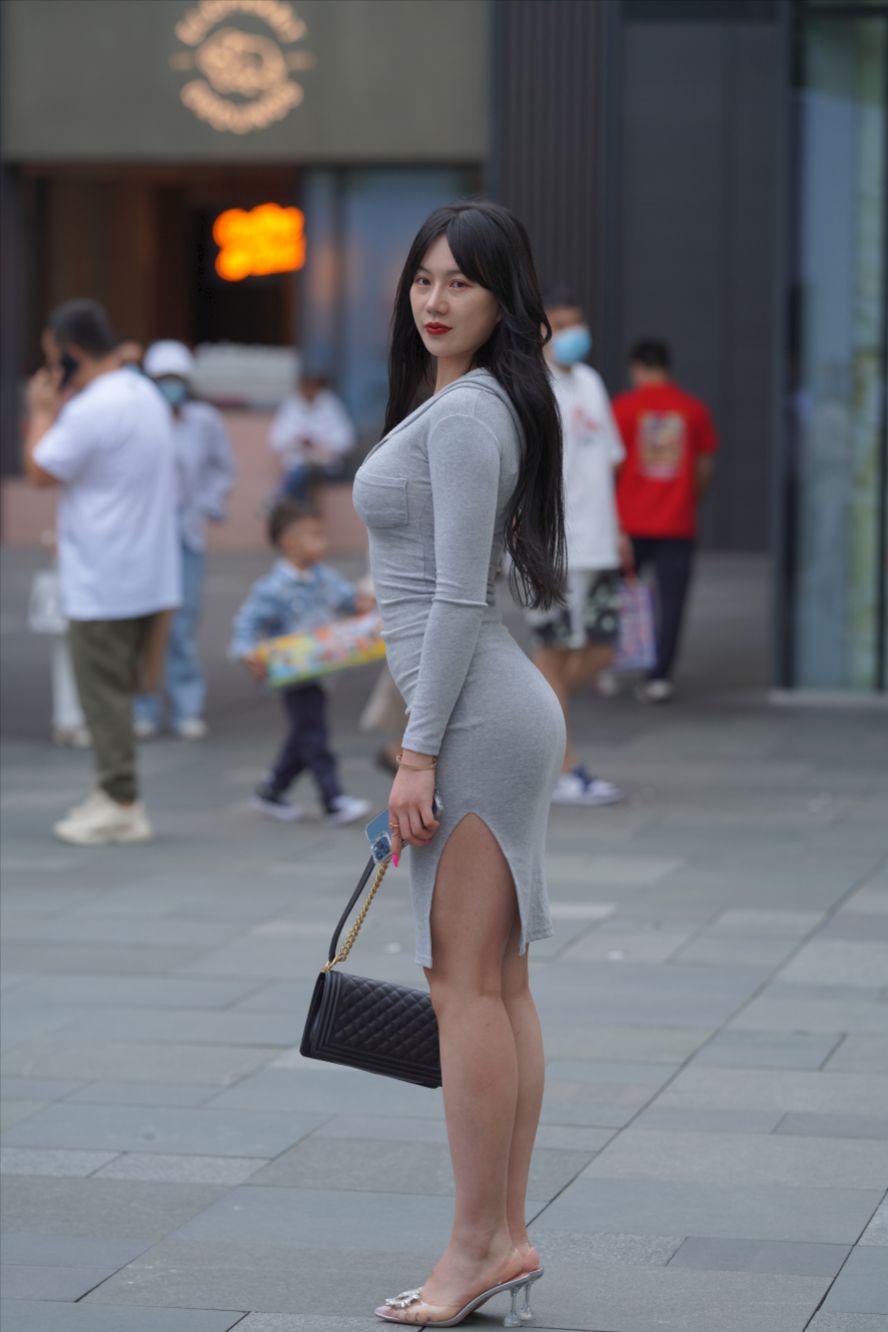 图片[3]-高挑美女 有着说不清的妩媚-街拍图满多
